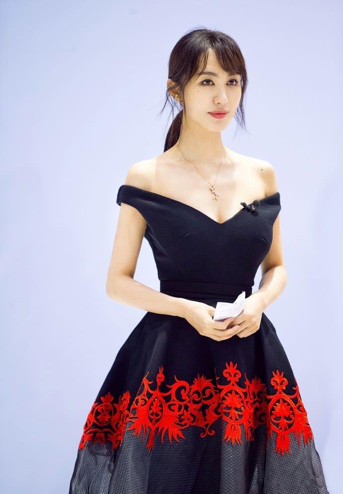 李菲儿穿成这样真的豁出去了,网友:好担心下一秒肩带就要滑落了