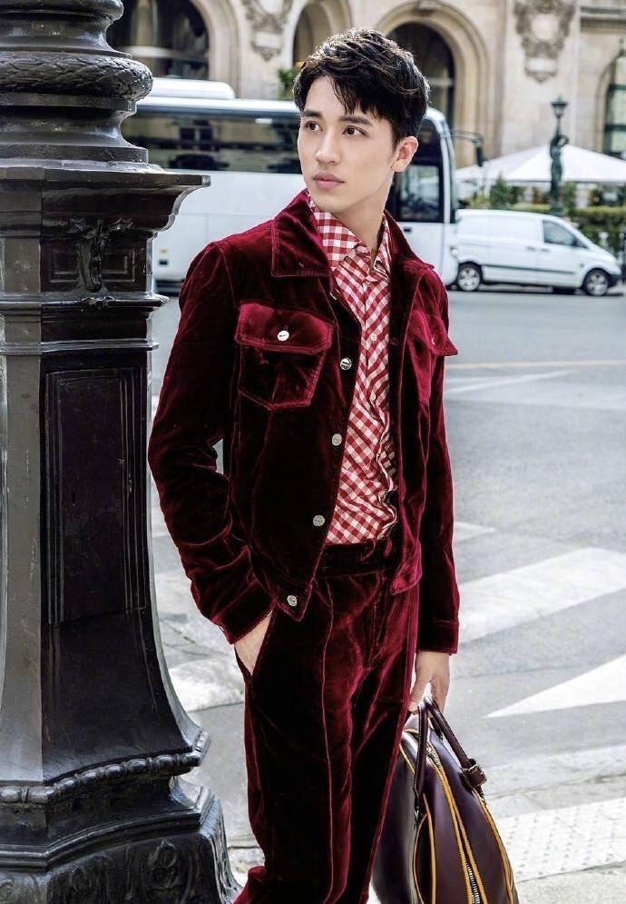 23岁许魏洲撞上26岁杨洋同款, 一个少年感十足