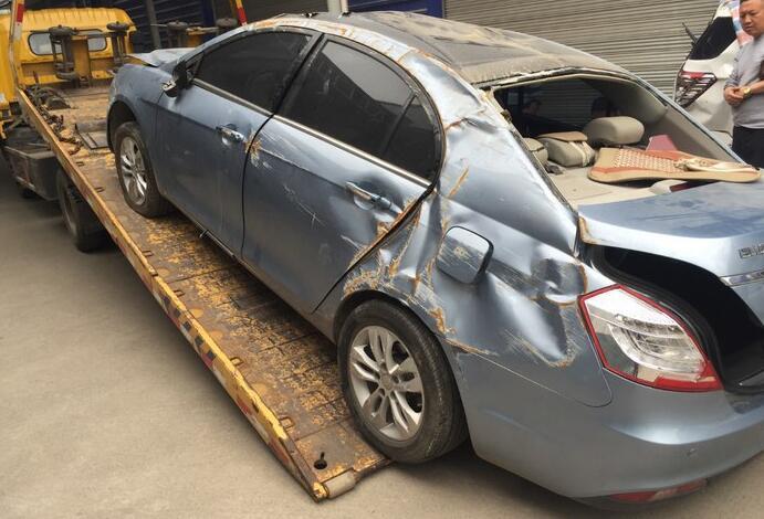 小伙把车借给朋友, 满载5人撞2滚报废, 车主: 真