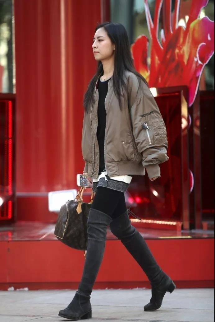 街拍:长筒靴的高挑长发美女