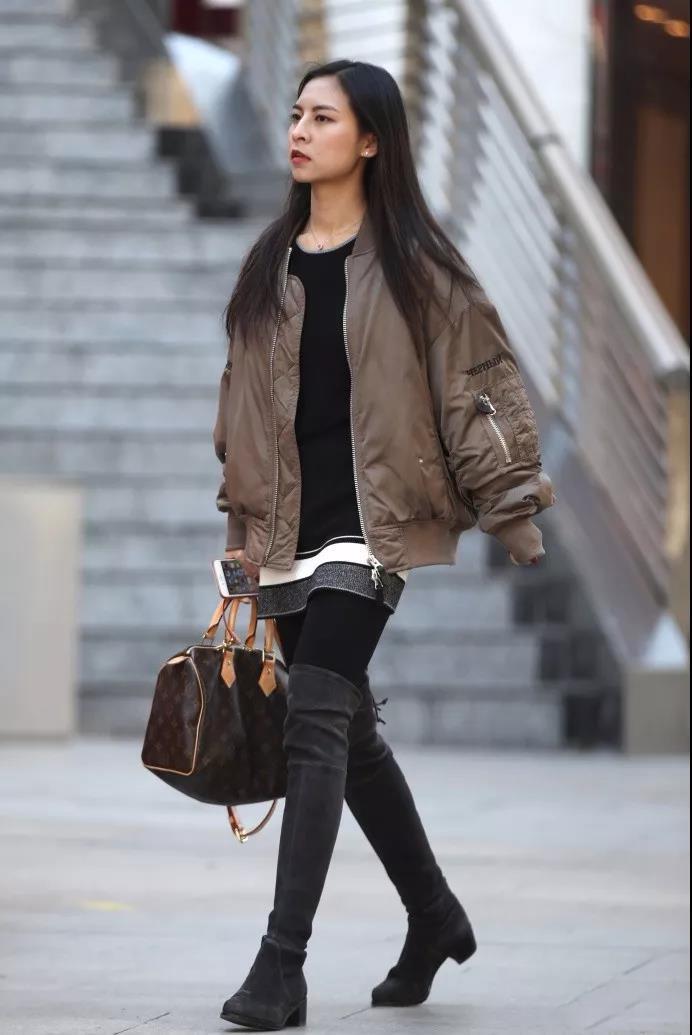 街拍:长筒靴的高挑长发美女