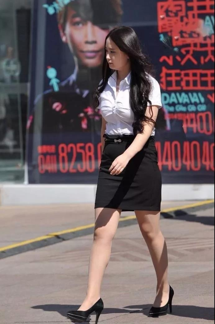穿职业装,身材丰满的黑短裙性感女白领