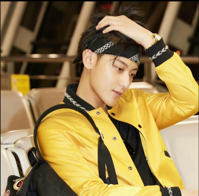 黄子韬巴黎时装周 黑色发带搭配墨镜街头感十