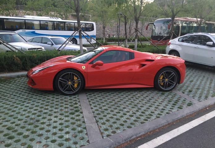 426万入手法拉利488spider, 坐在奔驰G上看更