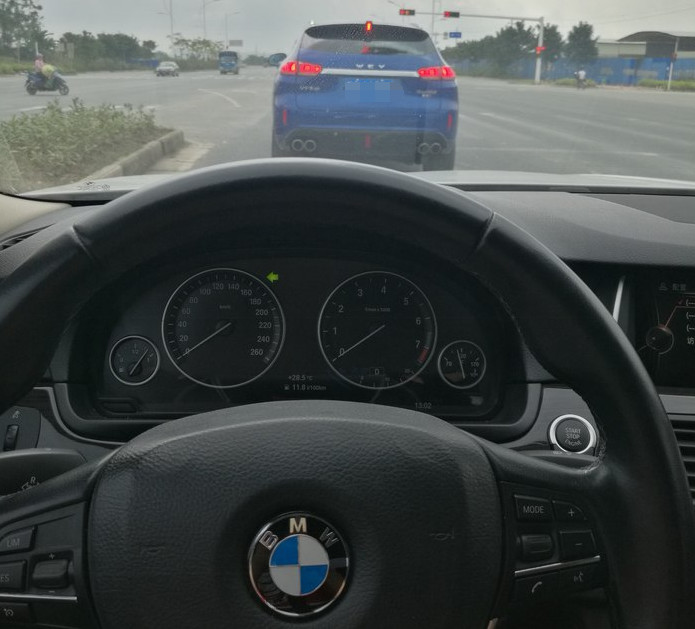 开宝马时看见带四根排气管的国产豪车,卖15万,开出门确实有面子