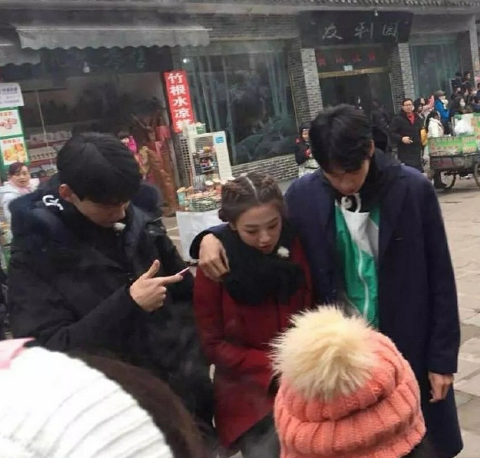 鬼鬼魏大勋互相喂食,白敬亭表情亮了,看来注孤