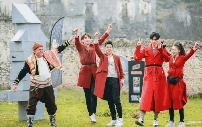 胡一天因熊梓淇身高被质疑, “颜值夫妇”撒狗粮, 网友: 看点太多