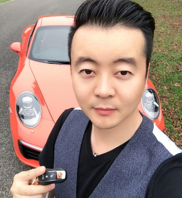 广东小伙花163万买辆保时捷911, 爱不释手疯狂自拍!