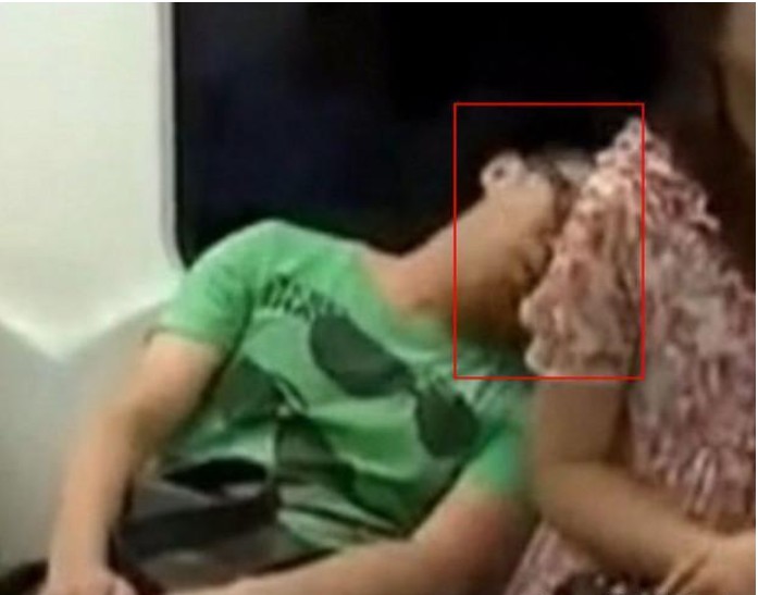 男子地铁上假装睡着，头慢慢偏向女乘客肩部，下一秒尴尬至极