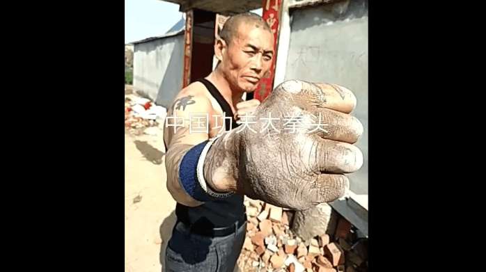 实拍: 男子苦练“铁砂掌”几十年,手却成了这样, 网友: 得截肢吧!
