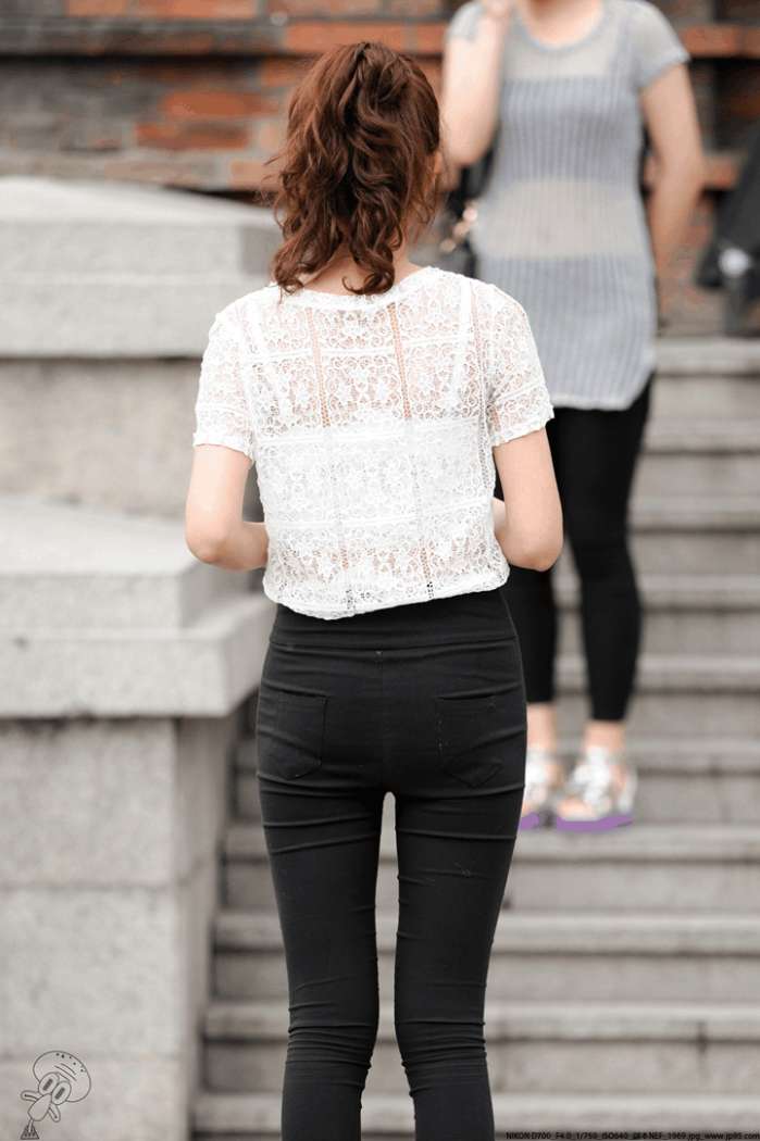 街拍:勾勒穿美女动漫裤的美女,曲线裤偶遇曼妙紧身黑色紧身无直套入图片