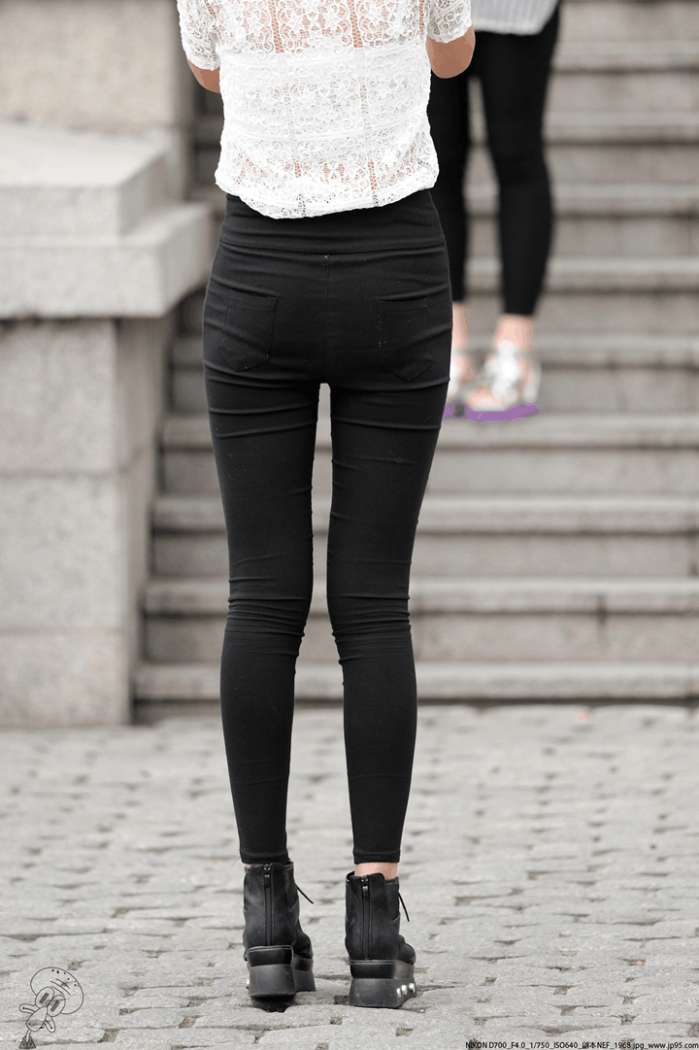 街拍: 偶遇穿黑色紧身裤的美女, 紧身裤勾勒曼妙