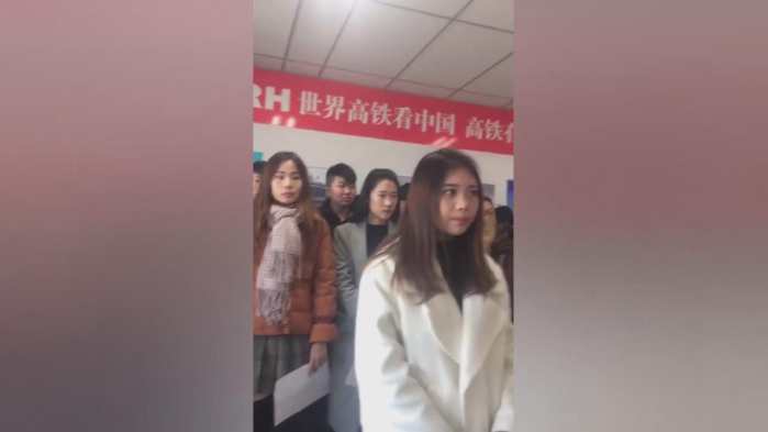实拍: 高铁招聘最真实的画面, 网友: 我也去!
