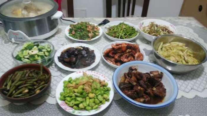 月收入6千的教师家庭晒晚餐, 饭菜丰盛让人大