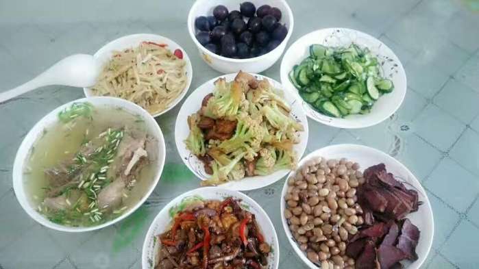 月收入6千的教师家庭晒晚餐, 饭菜丰盛让人大