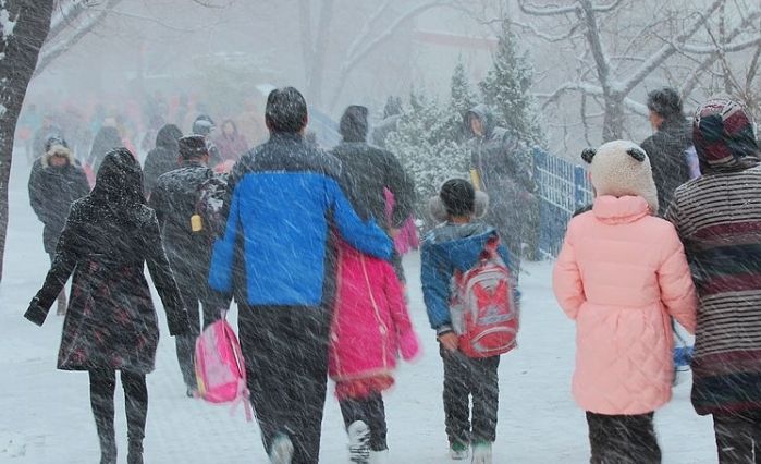 孕妇大雪天送孩子上学摔重伤,老公却不管不顾