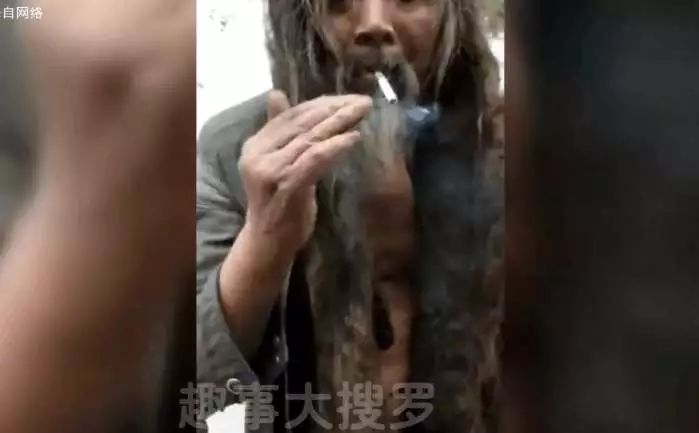 实拍:小伙给流浪汉点烟,看到这个手势,这根烟给得值了