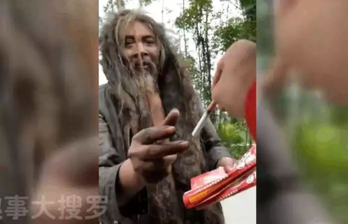 实拍:小伙给流浪汉点烟,看到这个手势,这根烟给得值了