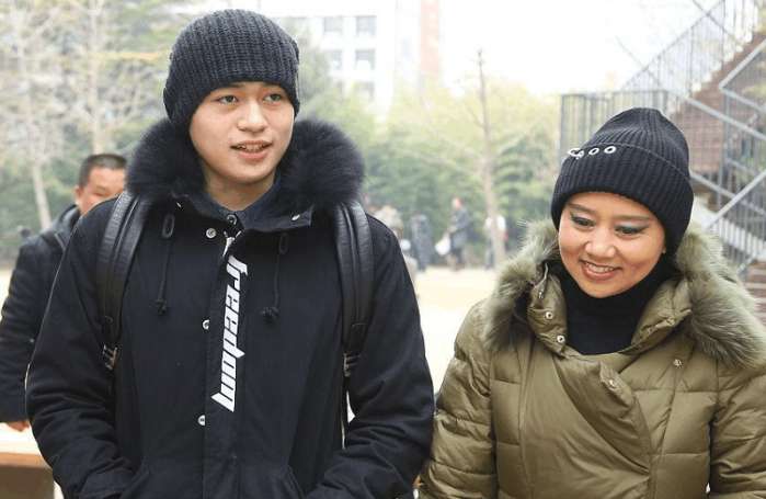 “恶人”徐锦江儿子罕见露面，长相神似父亲，母亲的容貌却被吐槽