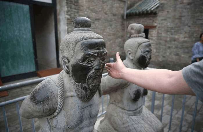 秦桧后人要求拆除岳母墓前跪像,跪了岳飞800年,该起来