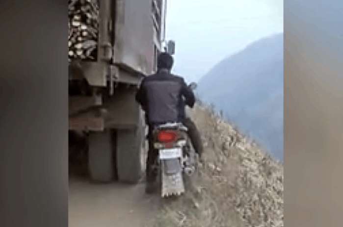 作死男子! 一面是山坡, 一面是货车, 还是选择挤过去!