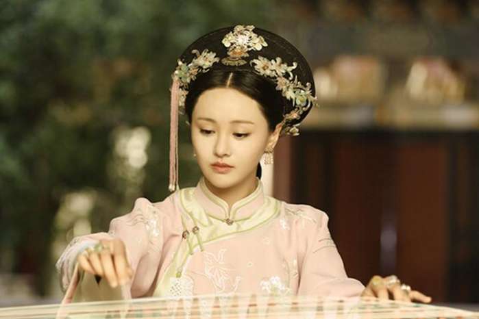 康熙二十四年,她为康熙生下皇十二子允祹,却也是一无所封,直到康熙五