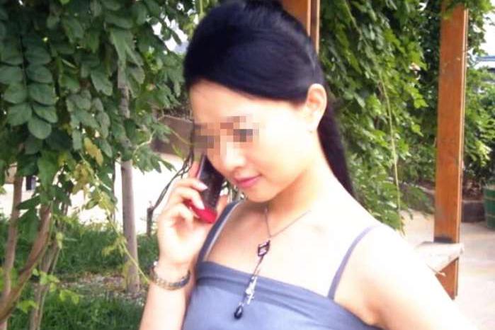 父母去饭店谈彩礼,饭前我出去接个电话,回去妈