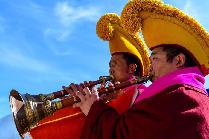 藏历新年: 藏族人盛装参与贡巴寺“晒佛”