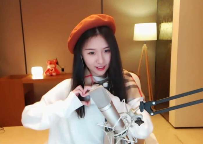 斗鱼鱼乐盛典后阿冷铁粉变黑粉曝黑料,阿冷回