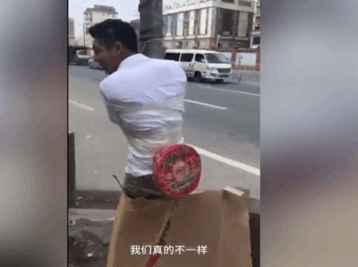 又见奇葩婚闹: 新郎被绑柱子上 屁股上挂满鞭炮, 最终