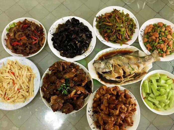 月收入6千的教师家庭晒晚餐, 饭菜丰盛让人大
