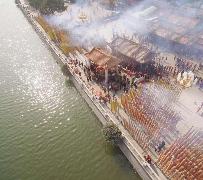 潮州市最有名的古庙, 在韩江边上, 香火一直很好