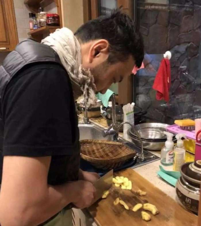 汪涵变身家庭煮夫给杨乐乐做饭,模仿黄磊在家上演《深夜食堂!