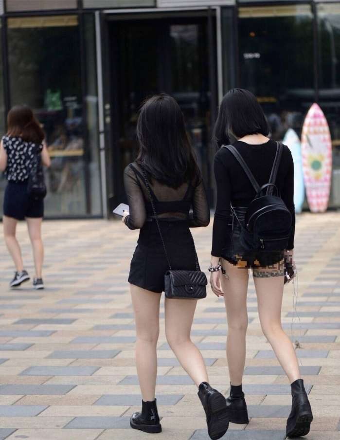 90后美女都这么开放了?超短热裤,大腿纹身,腿很美