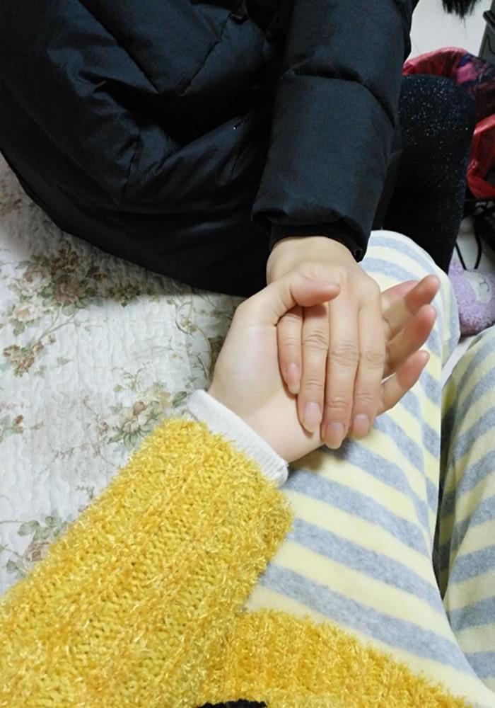 多久没牵妈妈的手了 江苏大学生晒与母亲牵手合影