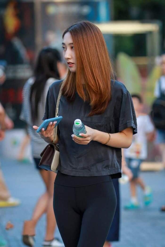街拍: 穿紧身裤的长腿小姐姐, 这样子不勒吗?