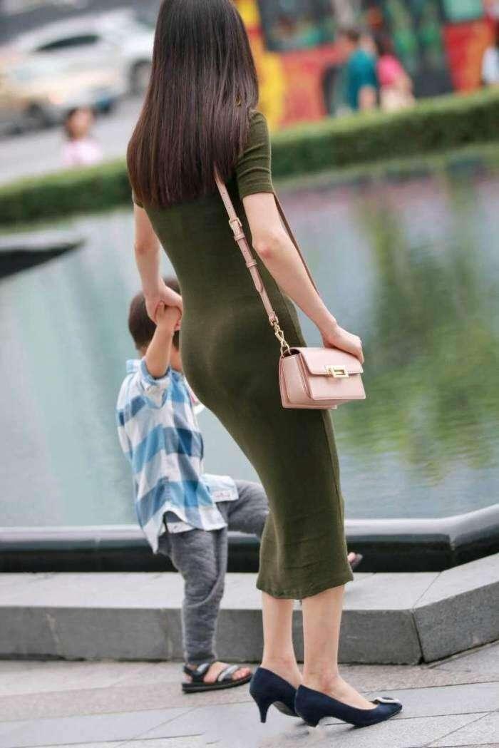 街拍: 包臀裙的辣妈, 这裙子也太薄了吧