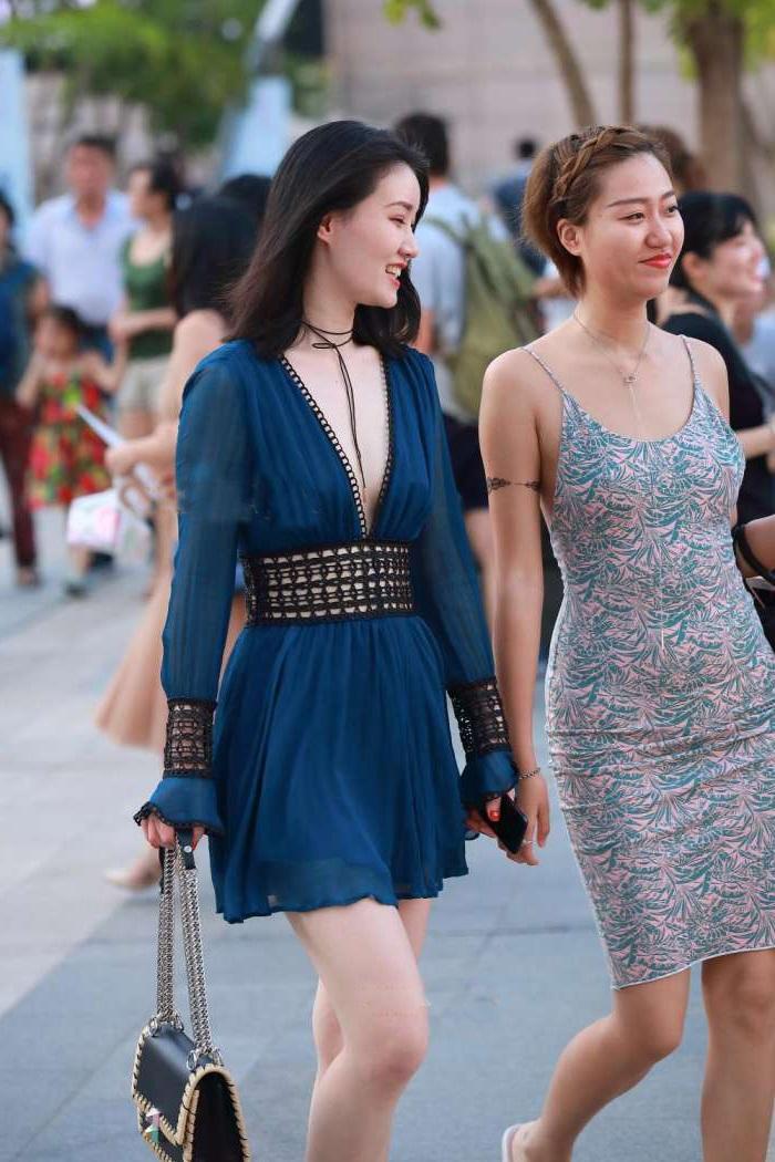 街拍: 身材丰腴的女孩, 选择连体短裤的搭配, 显得