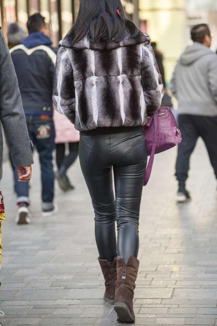 街拍穿皮裤的性感宝妈,圆臀凸显迷人曲线