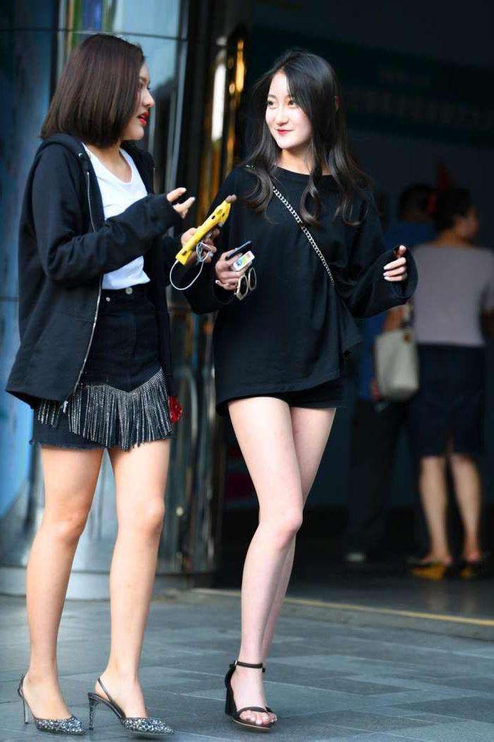 街拍: 身材丰腴的辣妈, 开叉款的包臀裙, 是一个不错的选择