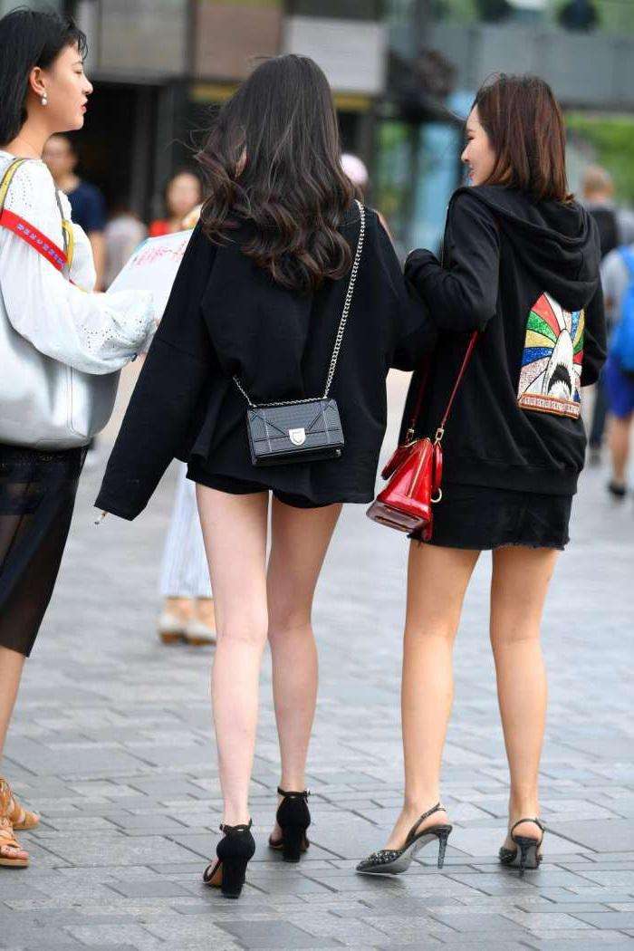 街拍: 身材丰腴的辣妈, 开叉款的包臀裙, 是一个不错的选择