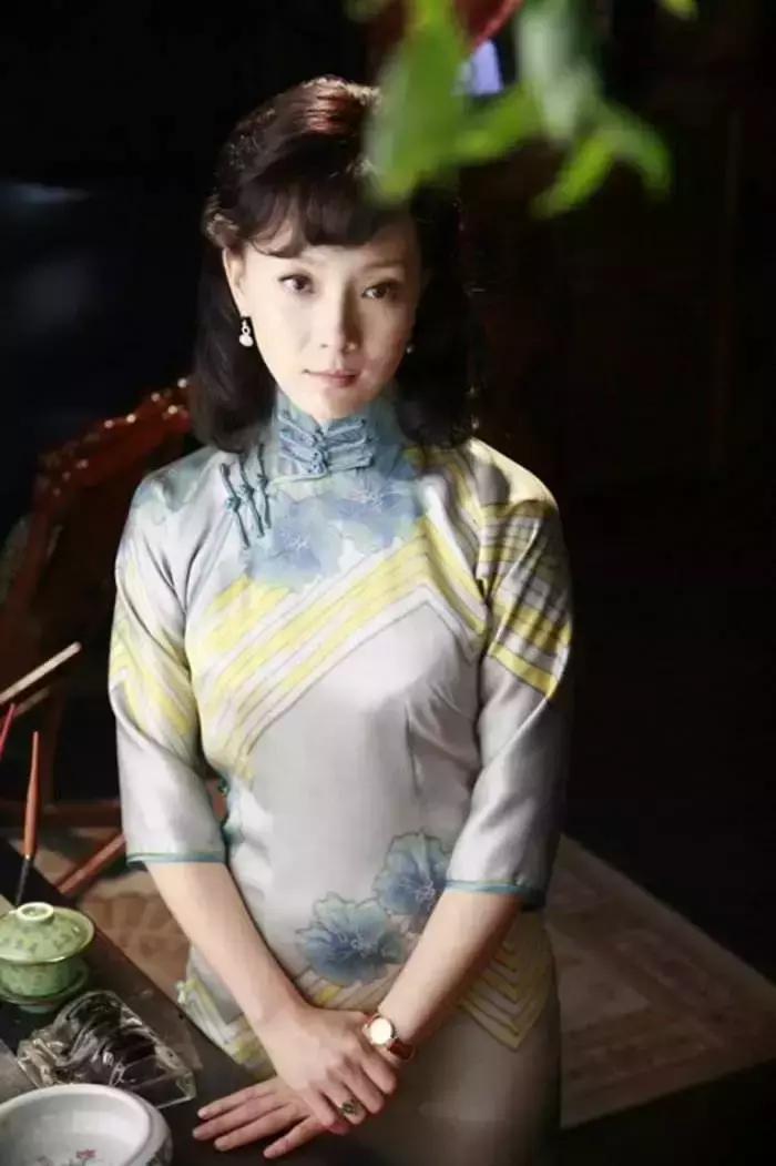 看完这个女人的前半生, 我才明白40岁的女人有多美, 她就是陈数