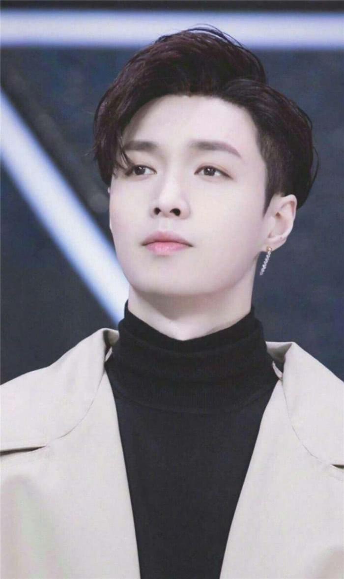 张艺兴直男属性逼死化妆师! 乱擦粉底还把唇膏