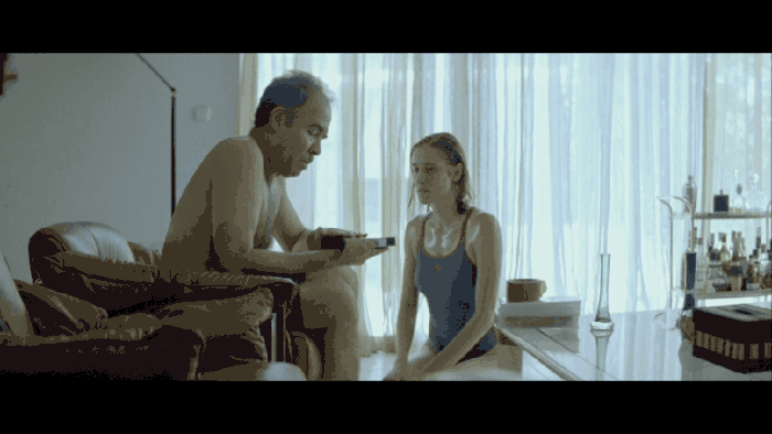 都是少儿不宜的东西. 姐姐在晚上偷偷摸摸看.