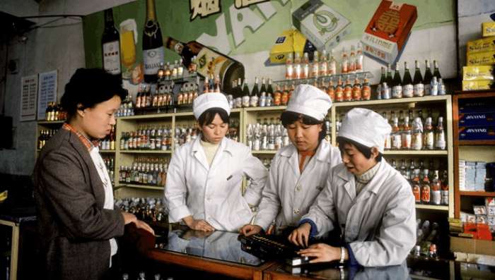 80年代中国历史老照片:1986年,北京三里屯商店的售货员正在珠算结账.
