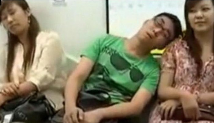 男子地铁上假装睡着，头慢慢偏向女乘客肩部，下一秒尴尬至极