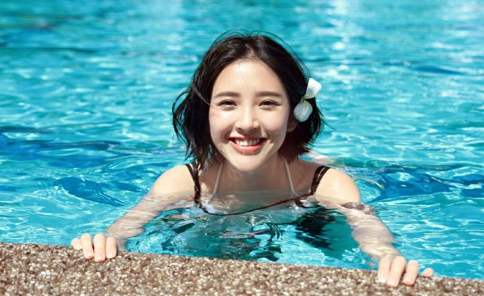 拥有迷人微笑的唐艺昕不笑的时候也同样很美