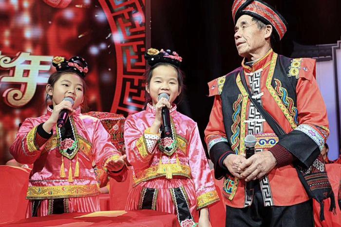 广西宜州民间歌王谢庆良与机智歌王张地同登央