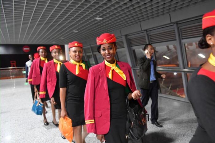 实拍非洲高铁美女乘务员, 礼仪标准笑容迷人, 美貌丝毫不输空姐