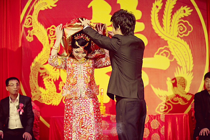 结婚老公没给我买首饰,婚后他给我买两手镯,戴